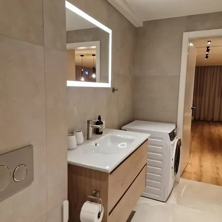 B Post , Freshly Renovated, Location Near Interlaken Apartment